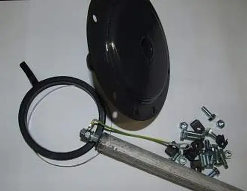 Remeha-Produkt bestehend aus einem schwarzen Deckel, einem Ring, einem Metallrohr und verschiedenen Schrauben und Befestigungselementen auf einem weißen Hintergrund.